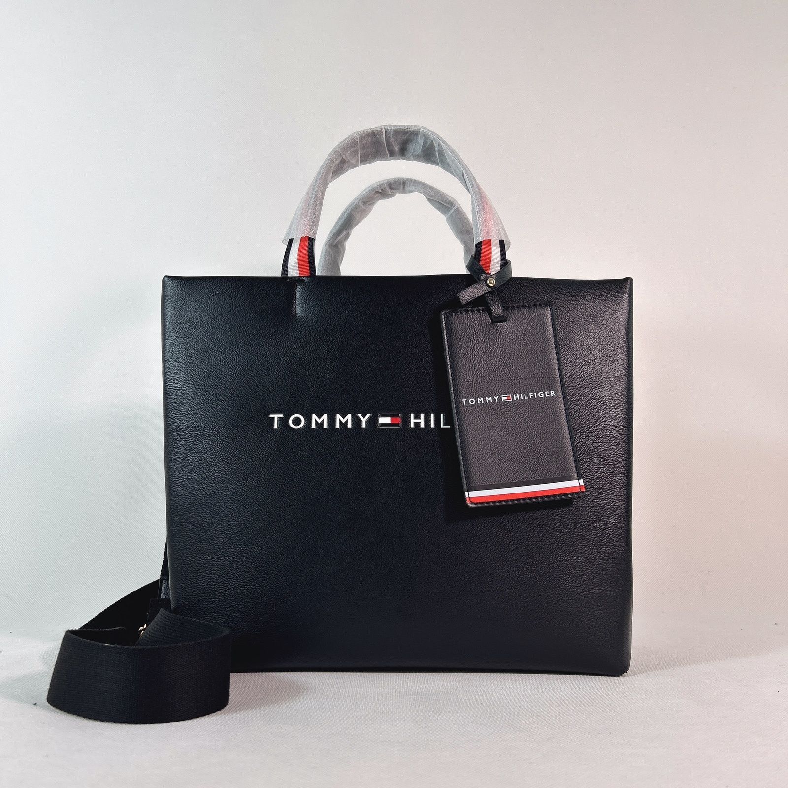 Tommy Hilfiger – ექსკლუზიური დიზაინის ტრენდული ჩანთა