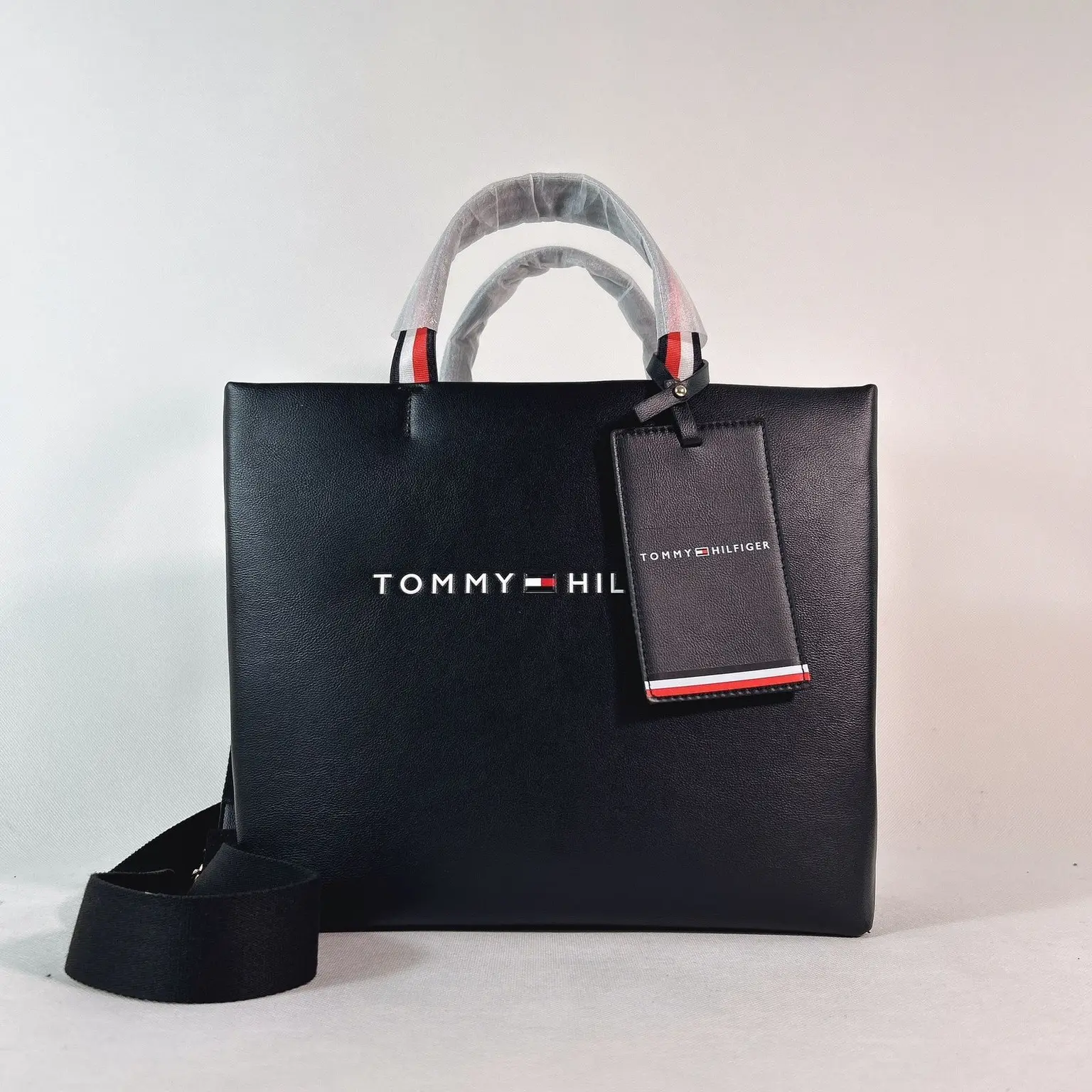 Tommy Hilfiger – ექსკლუზიური დიზაინის ტრენდული ჩანთა