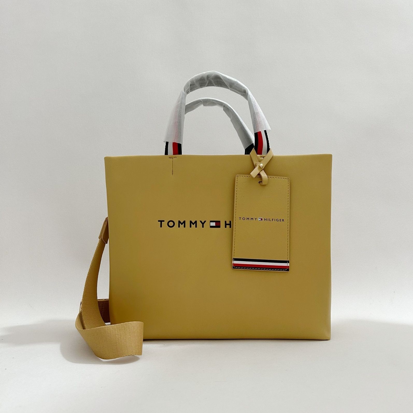 Tommy Hilfiger – ექსკლუზიური დიზაინის ტრენდული ჩანთა