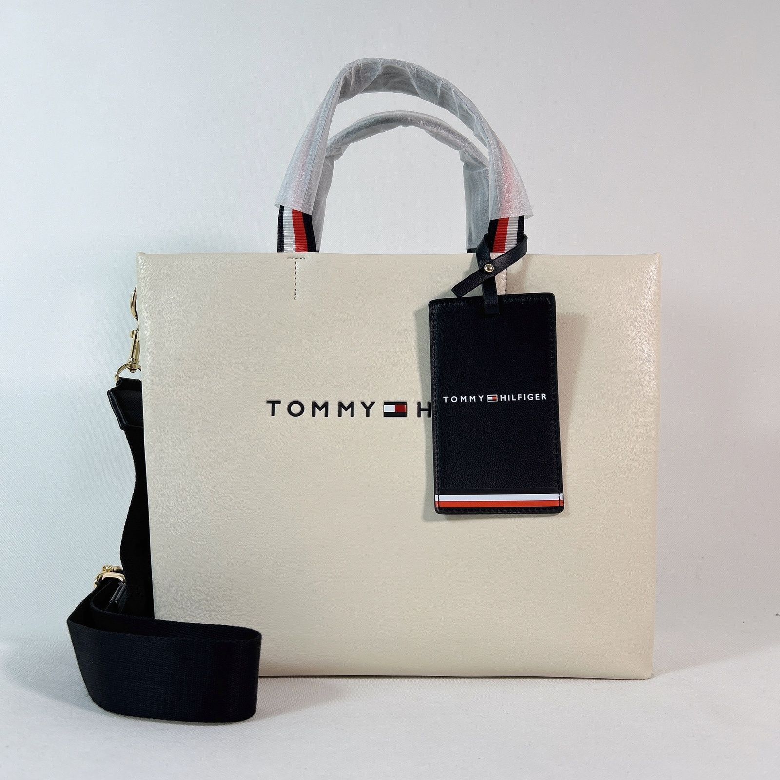 Tommy Hilfiger – ექსკლუზიური დიზაინის ტრენდული ჩანთა