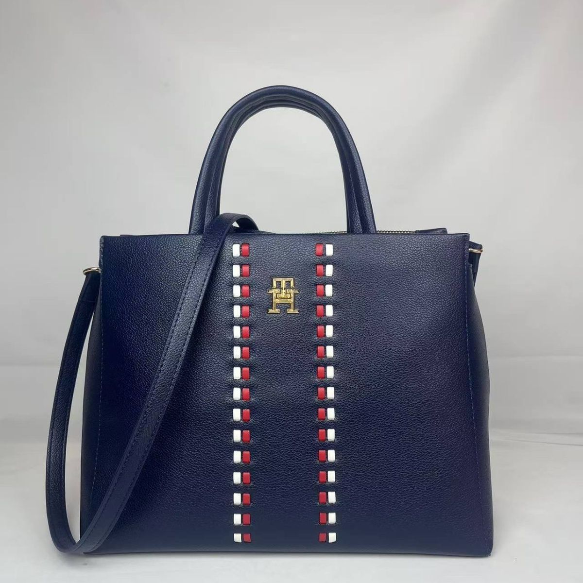 Tommy Hilfiger – დაწნული დეტალებითა და TH მონოგრამით გაფორმებული ტრენდული სტრუქტურული ჩანთა