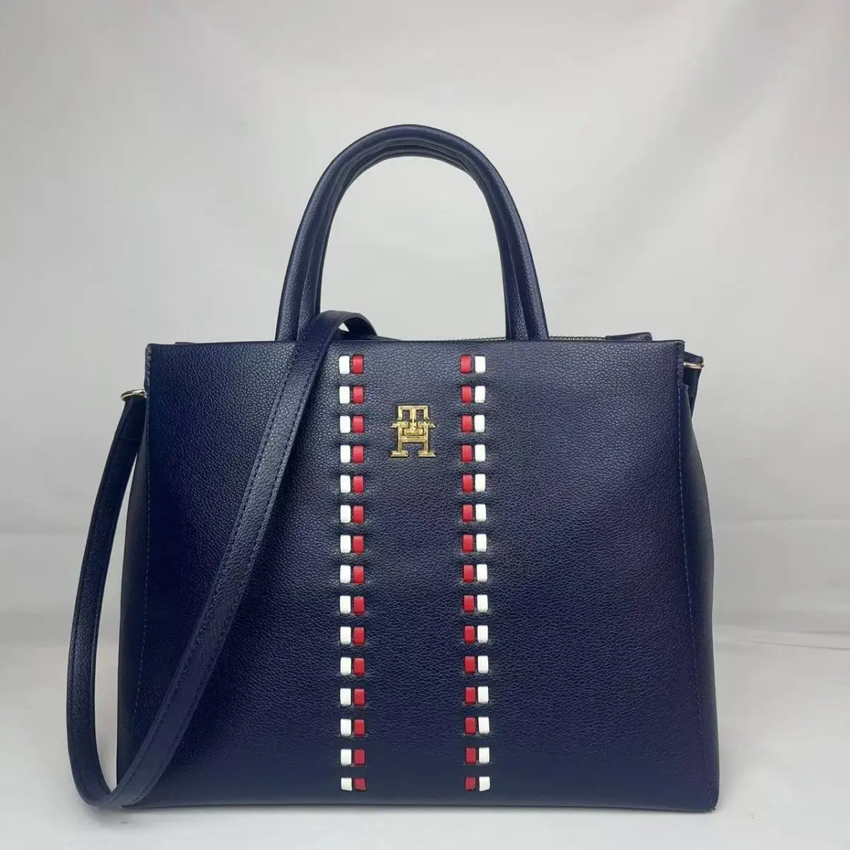 Tommy Hilfiger – დაწნული დეტალებითა და TH მონოგრამით გაფორმებული ტრენდული სტრუქტურული ჩანთა