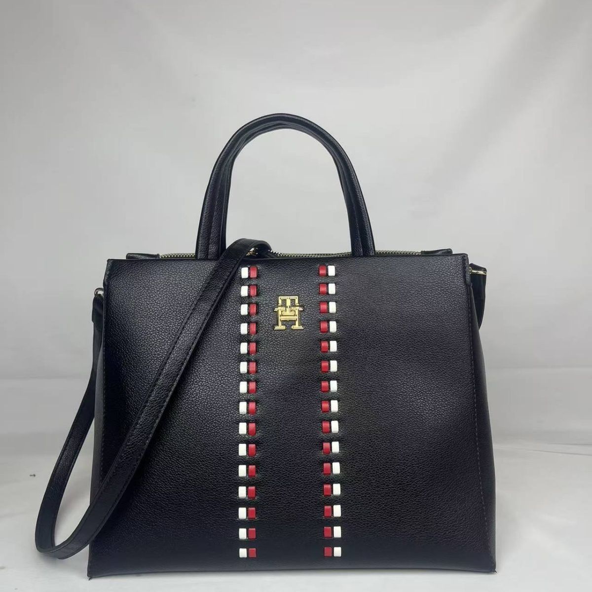 Tommy Hilfiger – დაწნული დეტალებითა და TH მონოგრამით გაფორმებული ტრენდული სტრუქტურული ჩანთა