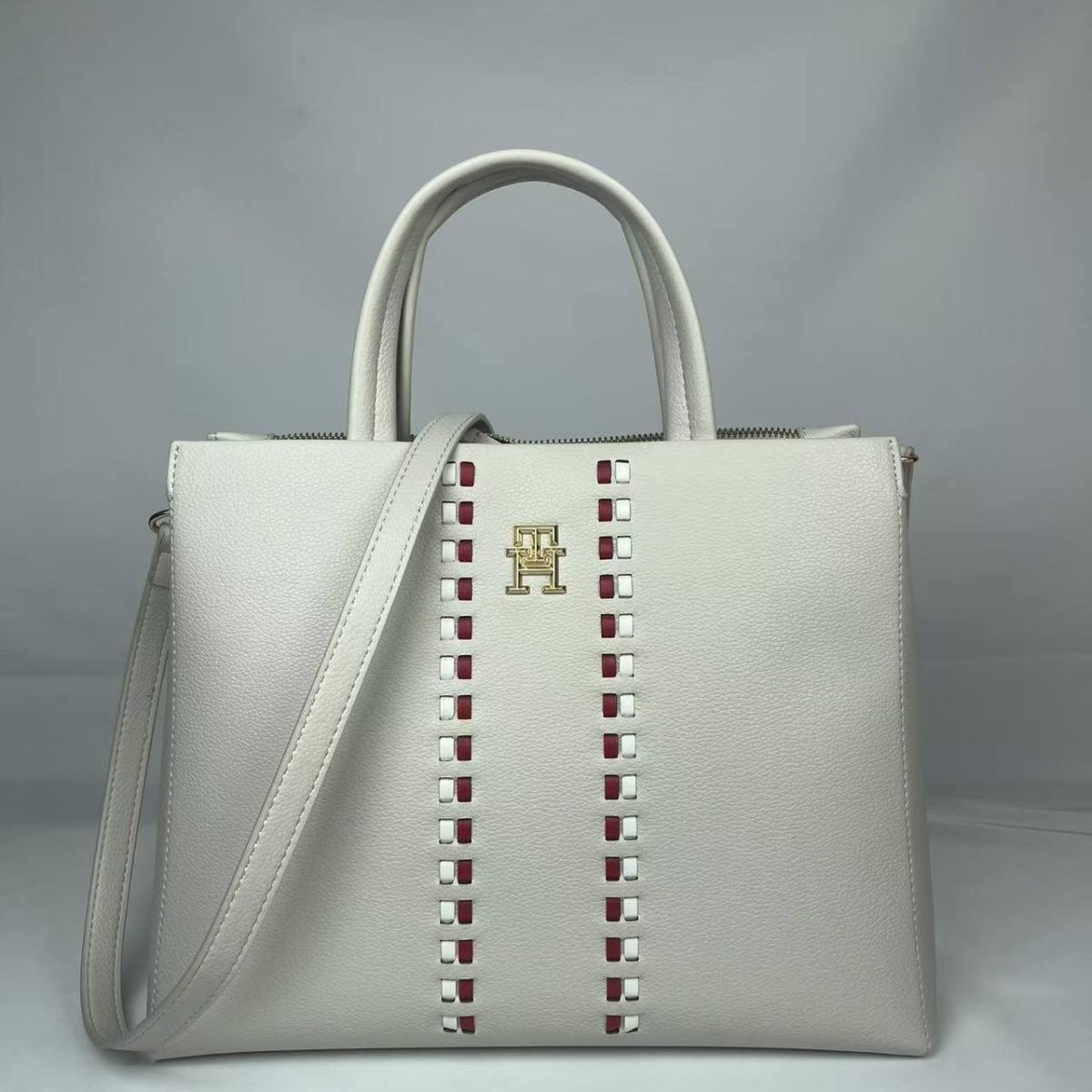 Tommy Hilfiger – დაწნული დეტალებითა და TH მონოგრამით გაფორმებული ტრენდული სტრუქტურული ჩანთა