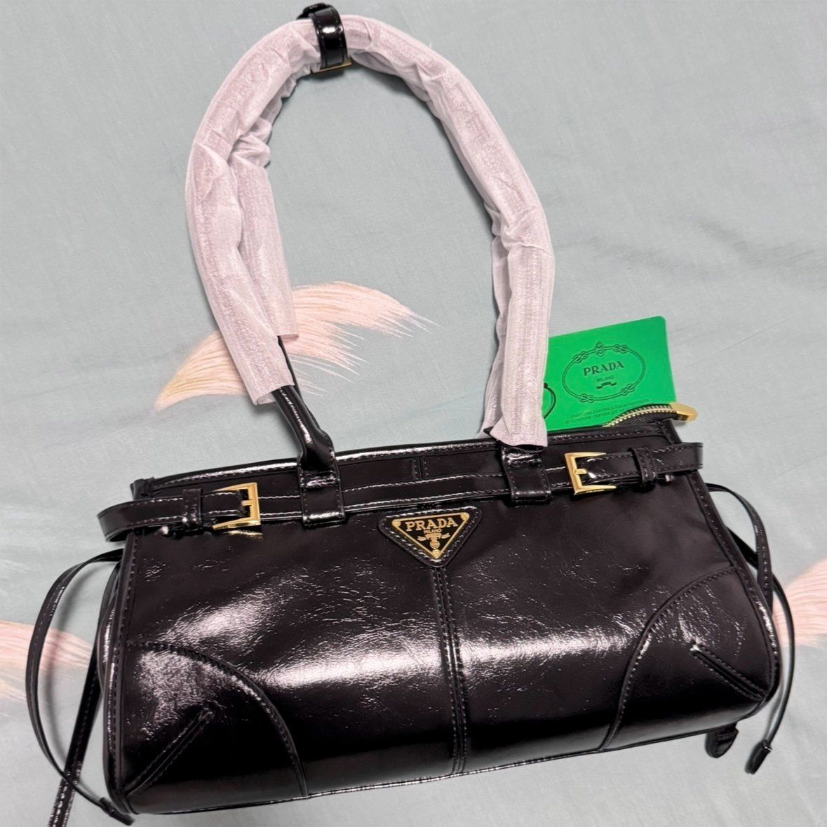 Prada – ნატურალური ტყავის ექსკლუზიური ტრენდული ჩანთა ბალთების დეტალებით