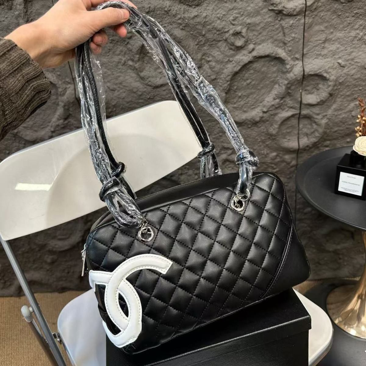 Chanel – ნატურალური ტყავის ექსკლუზიური ტრენდული ჩანთა CC აპლიკაციითა და კვანძებიანი სახელურებით