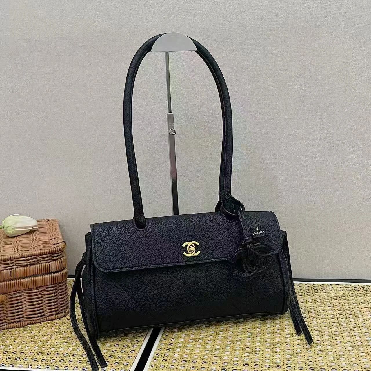 Chanel – დანაკერებიანი ფაქტურითა და CC ლოგოთი გაფორმებული ტრენდული მხრის ჩანთა