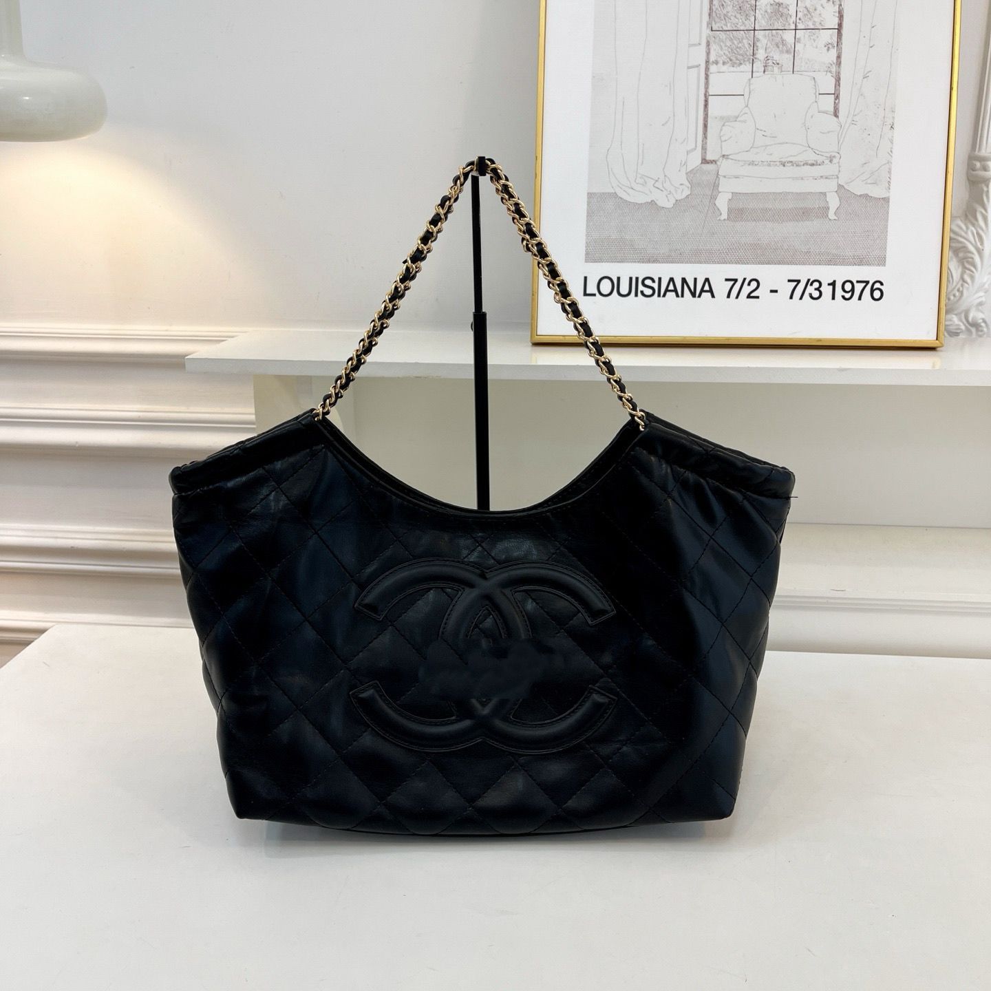 Chanel – ამოტვიფრული CC ლოგოთი და ჯაჭვის სახელურებით გაფორმებული ტრენდული Hobo ჩანთა