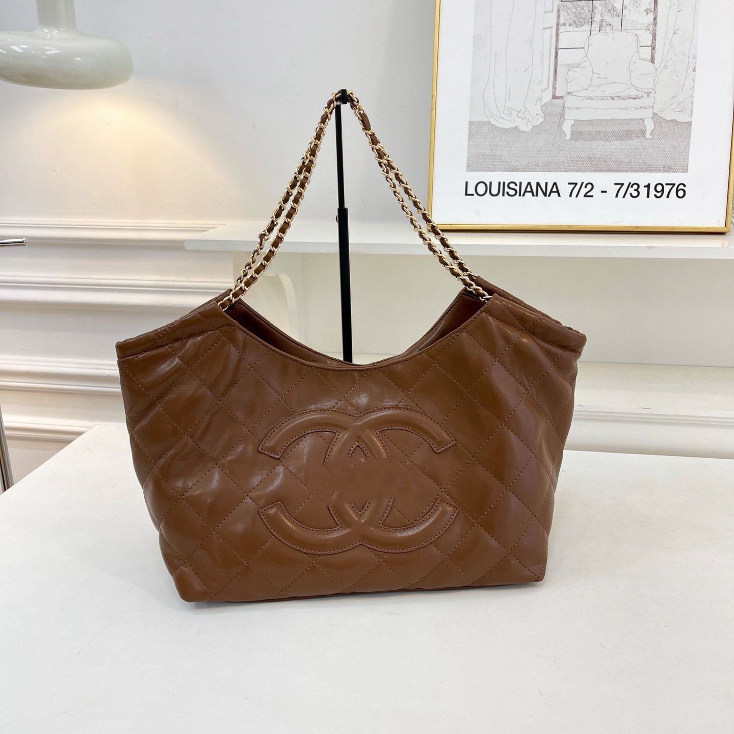 Chanel – ამოტვიფრული CC ლოგოთი და ჯაჭვის სახელურებით გაფორმებული ტრენდული Hobo ჩანთა