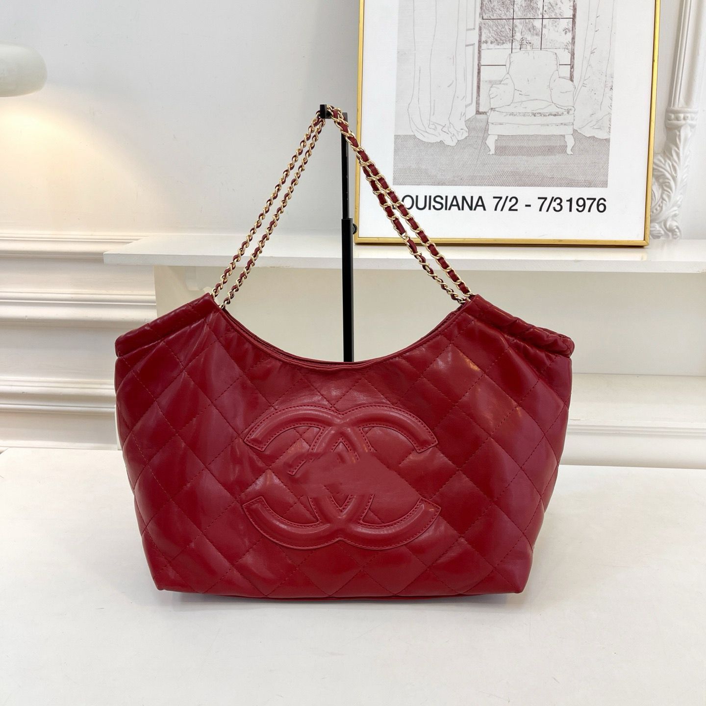 Chanel – ამოტვიფრული CC ლოგოთი და ჯაჭვის სახელურებით გაფორმებული ტრენდული Hobo ჩანთა