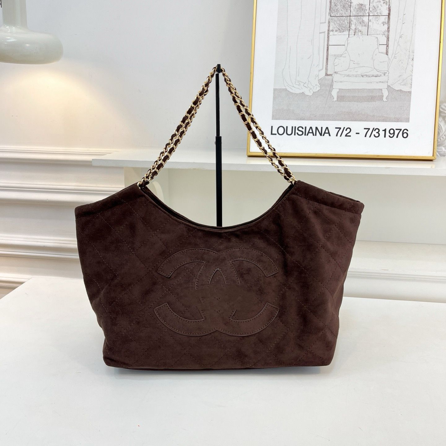 Chanel – ამოტვიფრული CC ლოგოთი და ჯაჭვის სახელურებით გაფორმებული ტრენდული Hobo ჩანთა