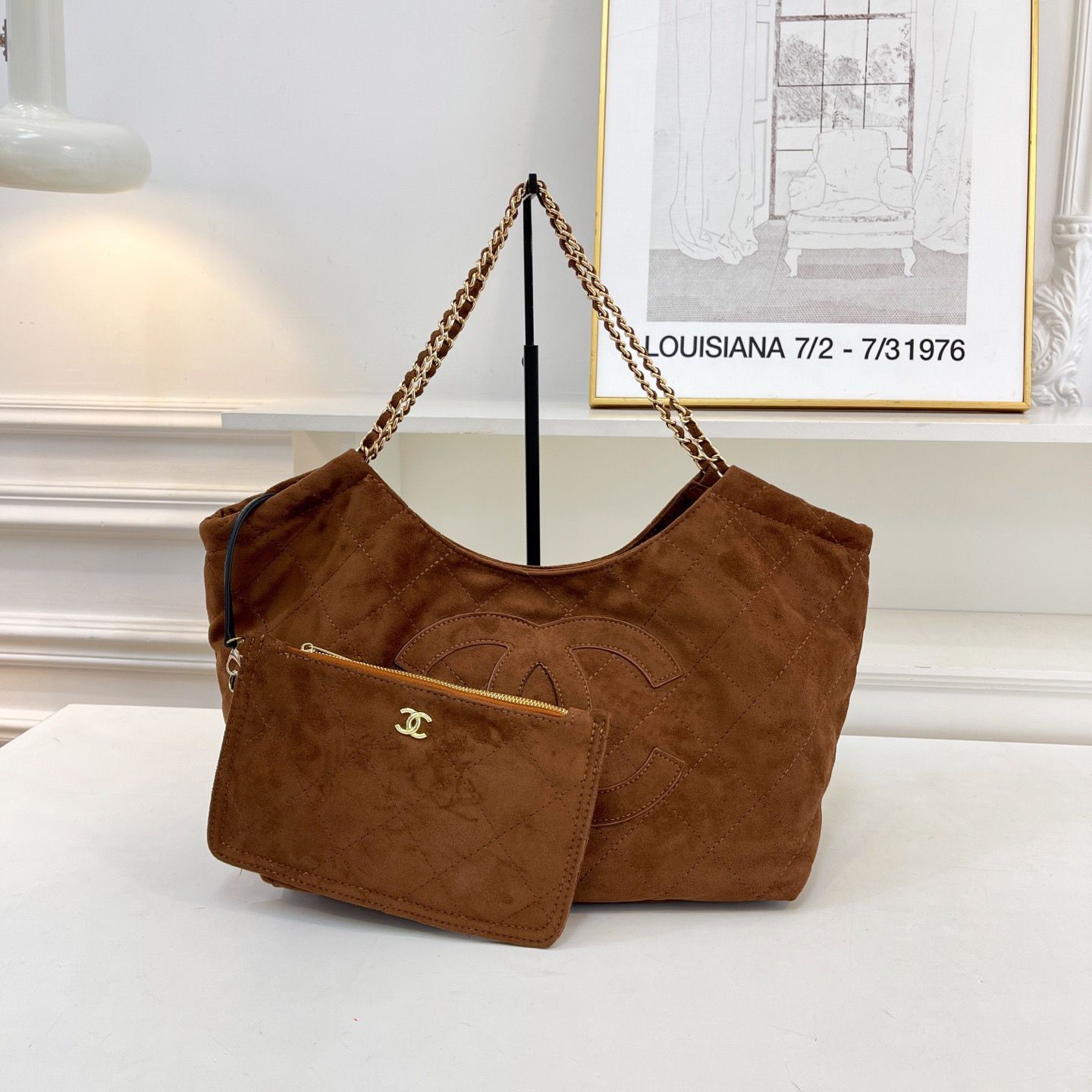 Chanel – ამოტვიფრული CC ლოგოთი და ჯაჭვის სახელურებით გაფორმებული ტრენდული Hobo ჩანთა