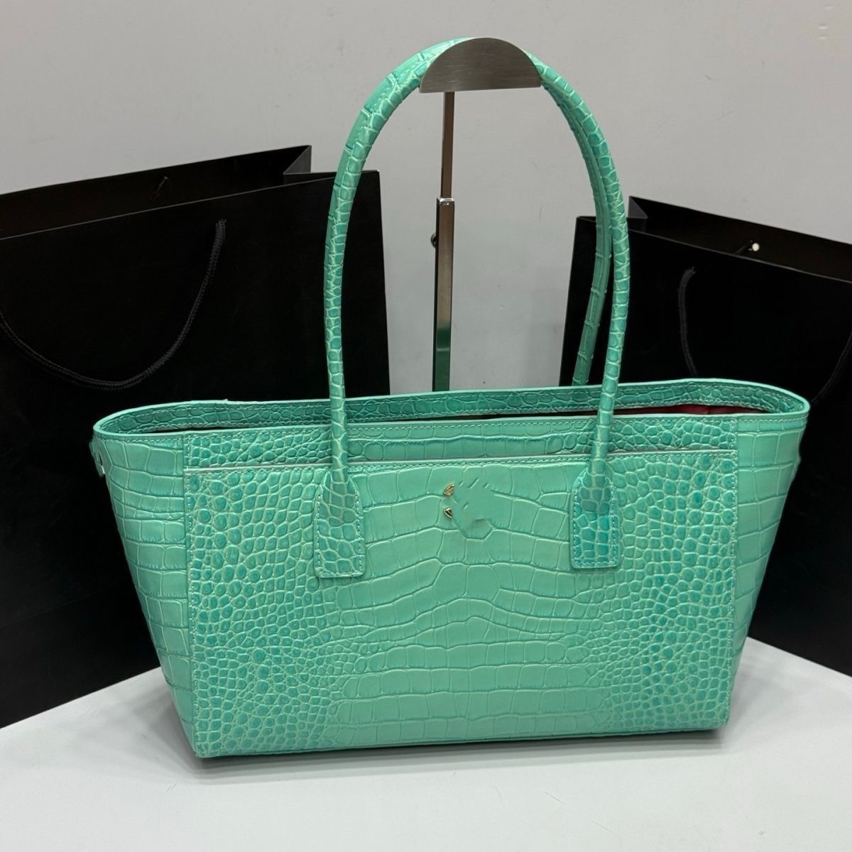 Chanel – ნიანგის ფაქტურითა და ელეგანტური დეტალებით გაფორმებული ტრენდული Shopping Tote