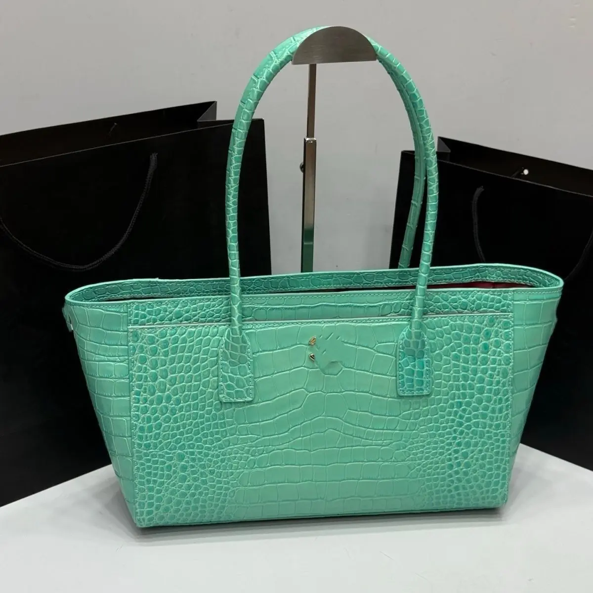 Chanel – ნიანგის ფაქტურითა და ელეგანტური დეტალებით გაფორმებული ტრენდული Shopping Tote