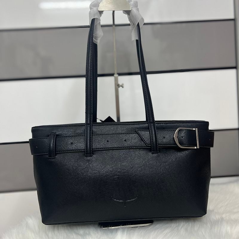 Zadig & Voltaire – ამოტვიფრული ფრთების ლოგოთი და დეკორატიული ქამრით გაფორმებული ტრენდული მხრის ჩანთა