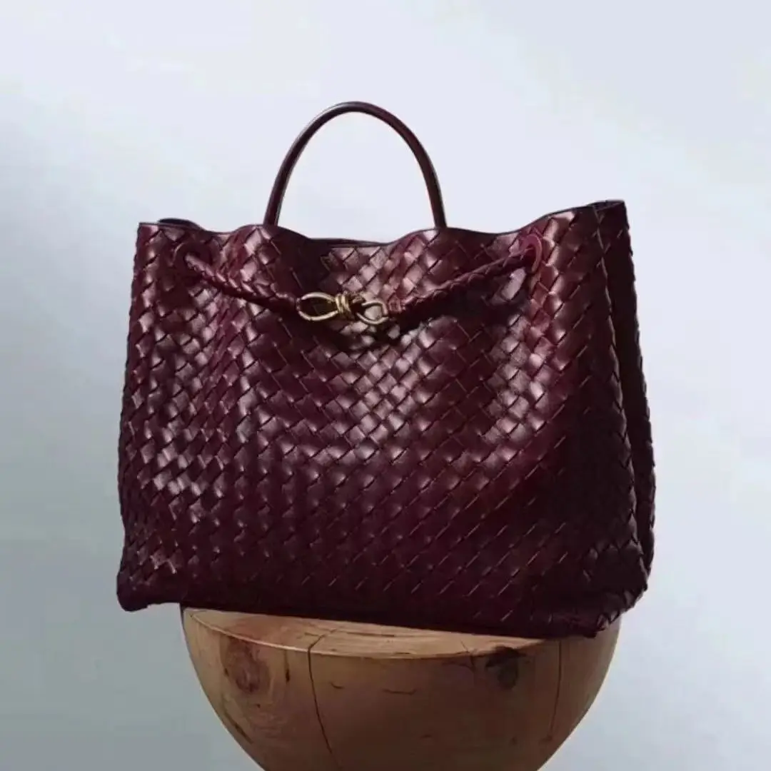 Bottega Veneta – Intrecciato წვნის ტექნიკითა და ოქროსფერი დეტალით გაფორმებული ტრენდული Tote ჩანთა
