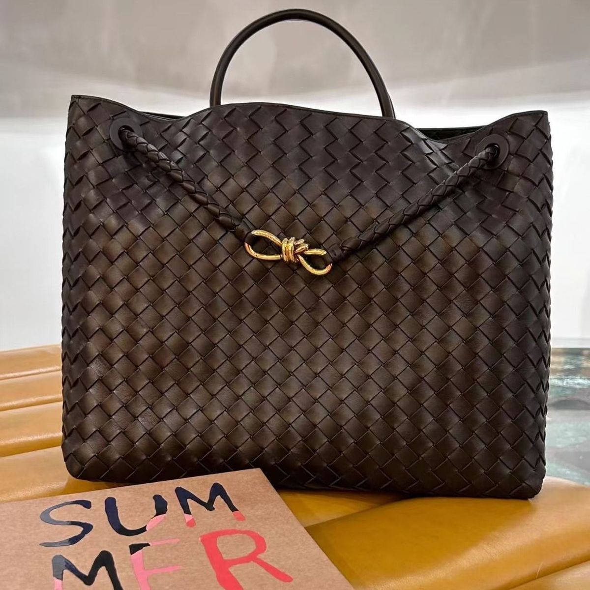 Bottega Veneta – Intrecciato წვნის ტექნიკითა და ოქროსფერი დეტალით გაფორმებული ტრენდული Tote ჩანთა