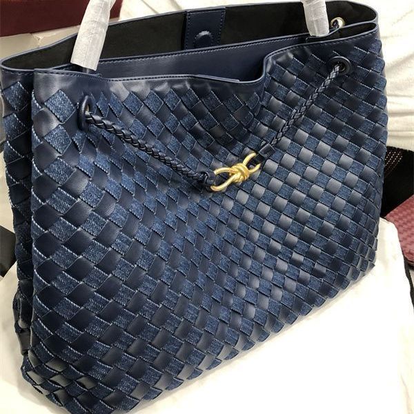 Bottega Veneta – Intrecciato წვნის ტექნიკითა და ოქროსფერი დეტალით გაფორმებული ტრენდული Tote ჩანთა